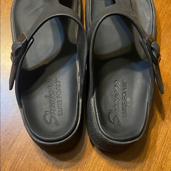 Skechers Luxe Foam T-strap Sandals - Picture 4 of 5